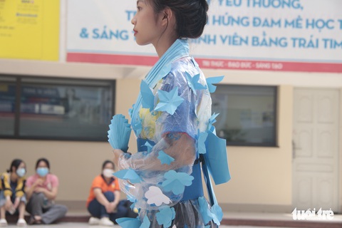 Áo mưa, giấy báo, rèm vải... làm nên những bộ yukata đặc sắc - Ảnh 5. Áo mưa, giấy báo, rèm vải... làm nên những bộ yukata đặc sắc - Ảnh 5.