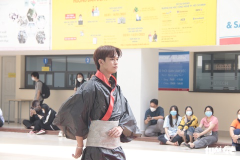 Áo mưa, giấy báo, rèm vải... làm nên những bộ yukata đặc sắc - Ảnh 6. Áo mưa, giấy báo, rèm vải... làm nên những bộ yukata đặc sắc - Ảnh 6.