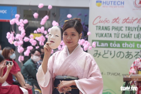Áo mưa, giấy báo, rèm vải... làm nên những bộ yukata đặc sắc - Ảnh 10. Áo mưa, giấy báo, rèm vải... làm nên những bộ yukata đặc sắc - Ảnh 10.
