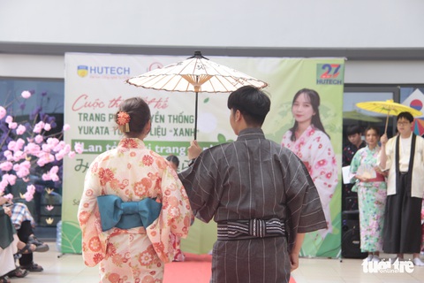 Áo mưa, giấy báo, rèm vải... làm nên những bộ yukata đặc sắc - Ảnh 9. Áo mưa, giấy báo, rèm vải... làm nên những bộ yukata đặc sắc - Ảnh 9.