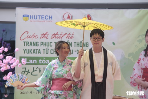 Áo mưa, giấy báo, rèm vải... làm nên những bộ yukata đặc sắc - Ảnh 8. Áo mưa, giấy báo, rèm vải... làm nên những bộ yukata đặc sắc - Ảnh 8.