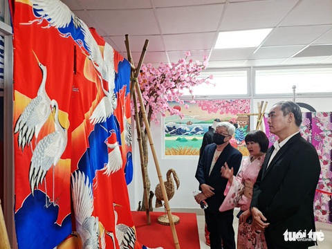 Áo mưa, giấy báo, rèm vải... làm nên những bộ yukata đặc sắc - Ảnh 12. Áo mưa, giấy báo, rèm vải... làm nên những bộ yukata đặc sắc - Ảnh 12.