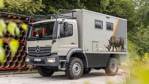 Nhà di động từ xe tải Mercedes: Bên ngoài như xe quân sự, bên trong như khách sạn - Ảnh 1. Nhà di động từ xe tải Mercedes: Bên ngoài như xe quân sự, bên trong như khách sạn - Ảnh 1.