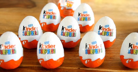 Trứng sôcôla Kinder Surprise bị thu hồi tại 7 nước châu Âu - Ảnh 1. Trứng sôcôla Kinder Surprise bị thu hồi tại 7 nước châu Âu - Ảnh 1.