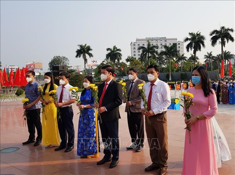 Dâng hoa, dâng hương tưởng niệm 115 năm ngày sinh Tổng bí thư Lê Duẩn - Ảnh 2. Dâng hoa, dâng hương tưởng niệm 115 năm ngày sinh Tổng bí thư Lê Duẩn - Ảnh 2.