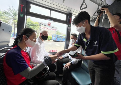 TP.HCM có 26 tuyến buýt thí điểm thẻ thanh toán, năm 2025 phủ sóng toàn bộ - Ảnh 1. TP.HCM có 26 tuyến buýt thí điểm thẻ thanh toán, năm 2025 phủ sóng toàn bộ - Ảnh 1.