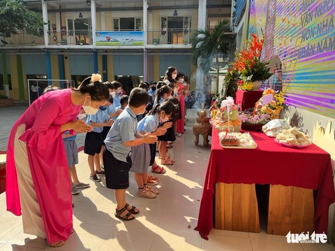 Dâng hương Vua Hùng, dạy học sinh nhớ về nguồn cội - Ảnh 1. Dâng hương Vua Hùng, dạy học sinh nhớ về nguồn cội - Ảnh 1.