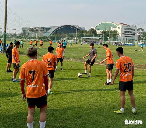 Cầu thủ bỏ tập ngày thứ 2 liên tiếp, đòi đối thoại với lãnh đạo CLB TP.HCM - Ảnh 1. Cầu thủ bỏ tập ngày thứ 2 liên tiếp, đòi đối thoại với lãnh đạo CLB TP.HCM - Ảnh 1.