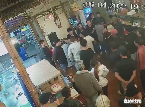Bắt nhân viên quán nhậu xếp hàng để đánh - Ảnh 2. Bắt nhân viên quán nhậu xếp hàng để đánh - Ảnh 2.