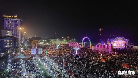 Đông nghịt người dân tới phố đi bộ đầu tiên ở TP Vinh, du khách chen nhau xem pháo hoa ở Cửa Lò - Ảnh 1. Đông nghịt người dân tới phố đi bộ đầu tiên ở TP Vinh, du khách chen nhau xem pháo hoa ở Cửa Lò - Ảnh 1.