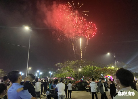 Đông nghịt người dân tới phố đi bộ đầu tiên ở TP Vinh - Ảnh 4. Đông nghịt người dân tới phố đi bộ đầu tiên ở TP Vinh - Ảnh 4.