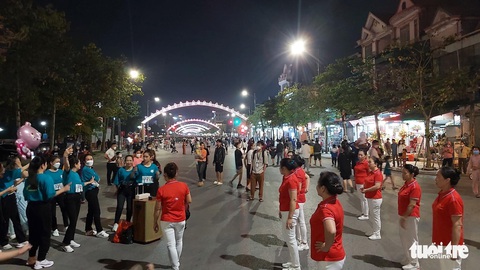 Đông nghịt người dân tới phố đi bộ đầu tiên ở TP Vinh, du khách chen nhau xem pháo hoa ở Cửa Lò - Ảnh 2. Đông nghịt người dân tới phố đi bộ đầu tiên ở TP Vinh, du khách chen nhau xem pháo hoa ở Cửa Lò - Ảnh 2.