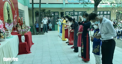 Dâng hương Vua Hùng, dạy học sinh nhớ về nguồn cội - Ảnh 2. Dâng hương Vua Hùng, dạy học sinh nhớ về nguồn cội - Ảnh 2.