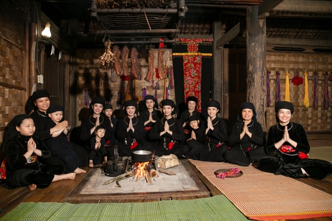 Phương Thanh, Hòa Minzy hát gây quỹ tại động Phong Nha - Ảnh 2. Phương Thanh, Hòa Minzy hát gây quỹ tại động Phong Nha - Ảnh 2.