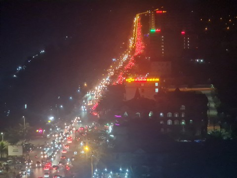 Đông nghịt người dân tới phố đi bộ đầu tiên ở TP Vinh, du khách chen nhau xem pháo hoa ở Cửa Lò - Ảnh 3. Đông nghịt người dân tới phố đi bộ đầu tiên ở TP Vinh, du khách chen nhau xem pháo hoa ở Cửa Lò - Ảnh 3.
