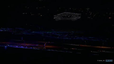 Elon Musk khánh thành siêu nhà máy, hứa hẹn có robotaxi và người máy Tesla Optimus - Ảnh 4. Elon Musk khánh thành siêu nhà máy, hứa hẹn có robotaxi và người máy Tesla Optimus - Ảnh 4.