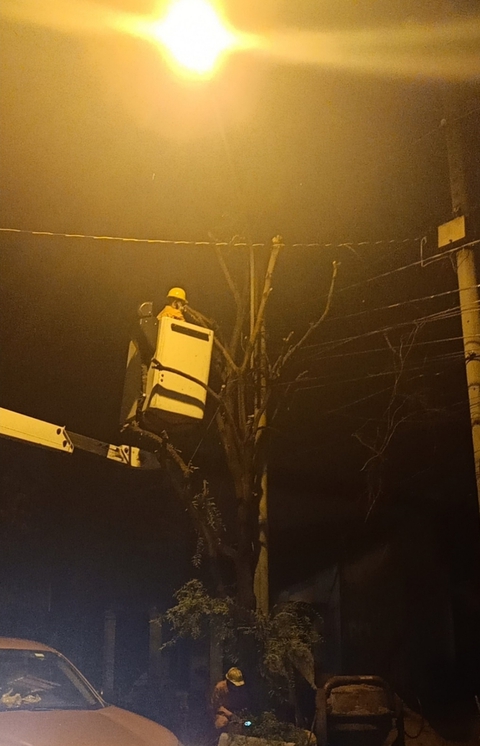 Điện giật 2 người chết ở Bình Dương: Do rò rỉ từ dây điện đèn đường - Ảnh 1. Điện giật 2 người chết ở Bình Dương: Do rò rỉ từ dây điện đèn đường - Ảnh 1.