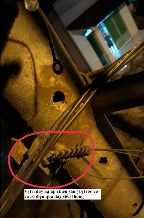Điện giật 2 người chết ở Bình Dương: Do rò rỉ từ dây điện đèn đường - Ảnh 2. Điện giật 2 người chết ở Bình Dương: Do rò rỉ từ dây điện đèn đường - Ảnh 2.