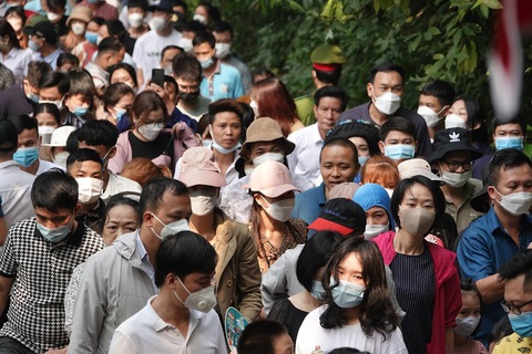 Trước ngày giỗ Tổ, người dân nô nức về đền Hùng dâng hương - Ảnh 4. Trước ngày giỗ Tổ, người dân nô nức về đền Hùng dâng hương - Ảnh 4.