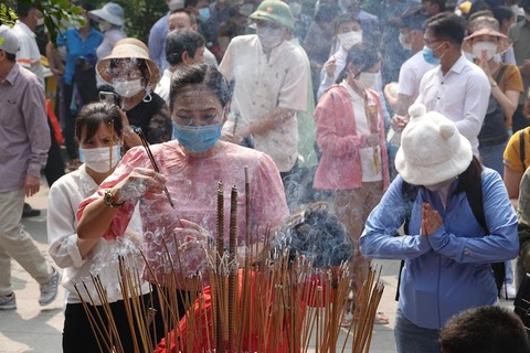 Trước ngày giỗ Tổ, người dân nô nức về đền Hùng dâng hương - Ảnh 6. Trước ngày giỗ Tổ, người dân nô nức về đền Hùng dâng hương - Ảnh 6.