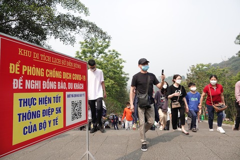 Trước ngày giỗ Tổ, người dân nô nức về đền Hùng dâng hương - Ảnh 3. Trước ngày giỗ Tổ, người dân nô nức về đền Hùng dâng hương - Ảnh 3.
