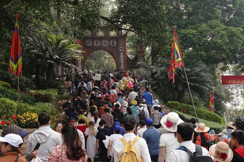 Trước ngày giỗ Tổ, người dân nô nức về đền Hùng dâng hương - Ảnh 2. Trước ngày giỗ Tổ, người dân nô nức về đền Hùng dâng hương - Ảnh 2.