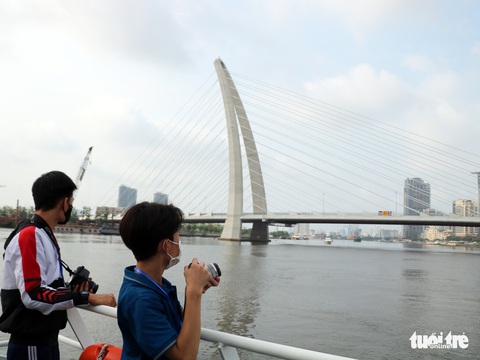 Học sinh thích thú đi tàu trên sông Sài Gòn, chụp ảnh vẻ đẹp thành phố - Ảnh 2. Học sinh thích thú đi tàu trên sông Sài Gòn, chụp ảnh vẻ đẹp thành phố - Ảnh 2.
