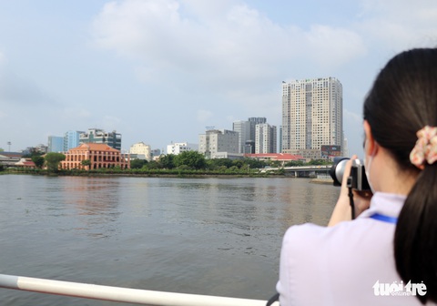 Học sinh thích thú đi tàu trên sông Sài Gòn, chụp ảnh vẻ đẹp thành phố - Ảnh 5. Học sinh thích thú đi tàu trên sông Sài Gòn, chụp ảnh vẻ đẹp thành phố - Ảnh 5.