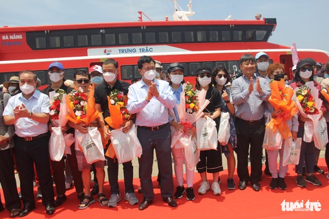Gần 400 hành khách đầu tiên đi tàu từ Đà Nẵng đã đặt chân lên đảo Lý Sơn - Ảnh 4. Gần 400 hành khách đầu tiên đi tàu từ Đà Nẵng đã đặt chân lên đảo Lý Sơn - Ảnh 4.