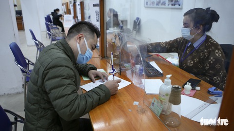 Giám đốc BHXH TP.HCM: ‘Rút sổ BHXH 1 lần chỉ có hại’ - Ảnh 4. Giám đốc BHXH TP.HCM: ‘Rút sổ BHXH 1 lần chỉ có hại’ - Ảnh 4.