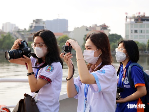 Học sinh thích thú đi tàu trên sông Sài Gòn, chụp ảnh vẻ đẹp thành phố - Ảnh 1. Học sinh thích thú đi tàu trên sông Sài Gòn, chụp ảnh vẻ đẹp thành phố - Ảnh 1.
