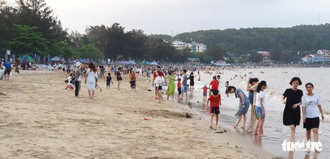 Du khách nườm nượp đổ về Hải Phòng, Quảng Ninh dịp nghỉ lễ giỗ Tổ Hùng Vương - Ảnh 5. Du khách nườm nượp đổ về Hải Phòng, Quảng Ninh dịp nghỉ lễ giỗ Tổ Hùng Vương - Ảnh 5.