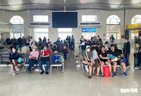 Du khách nườm nượp đổ về Hải Phòng, Quảng Ninh dịp nghỉ lễ giỗ Tổ Hùng Vương - Ảnh 2. Du khách nườm nượp đổ về Hải Phòng, Quảng Ninh dịp nghỉ lễ giỗ Tổ Hùng Vương - Ảnh 2.