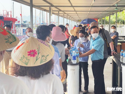 Du khách nườm nượp đổ về Hải Phòng, Quảng Ninh dịp nghỉ lễ giỗ Tổ Hùng Vương - Ảnh 1. Du khách nườm nượp đổ về Hải Phòng, Quảng Ninh dịp nghỉ lễ giỗ Tổ Hùng Vương - Ảnh 1.