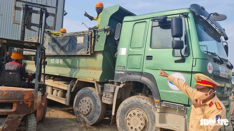 Cắt ngọn xe quá khổ ở Dung Quất - Ảnh 1. Cắt ngọn xe quá khổ ở Dung Quất - Ảnh 1.