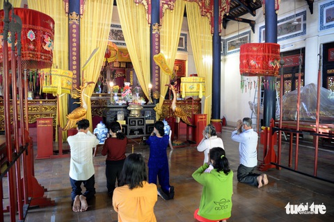 Viếng đền Hùng ở Thảo cầm viên TP.HCM - Ảnh 1. Viếng đền Hùng ở Thảo cầm viên TP.HCM - Ảnh 1.