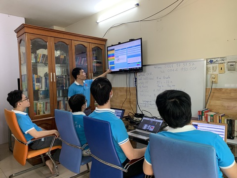 Mệt lả vì từ Cần Giờ vào trung tâm học tiếng Anh, quyết tâm gõ code ở tuổi 35 - Ảnh 3. Mệt lả vì từ Cần Giờ vào trung tâm học tiếng Anh, quyết tâm gõ code ở tuổi 35 - Ảnh 3.