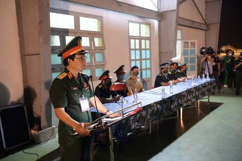 Tối 30-4, 30 chiến sĩ “mũ nồi xanh” từ Nam Sudan về tới Tân Sơn Nhất - Ảnh 2. Tối 30-4, 30 chiến sĩ “mũ nồi xanh” từ Nam Sudan về tới Tân Sơn Nhất - Ảnh 2.