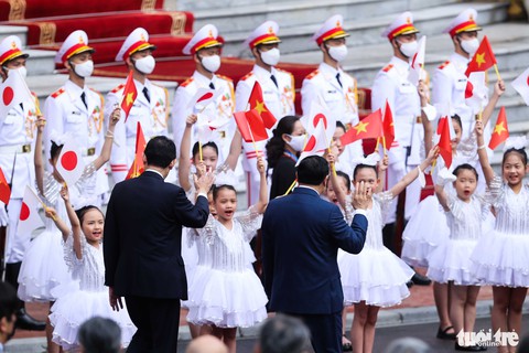 Thủ tướng Phạm Minh Chính chủ trì lễ đón Thủ tướng Nhật Bản - Ảnh 3. Thủ tướng Phạm Minh Chính chủ trì lễ đón Thủ tướng Nhật Bản - Ảnh 3.