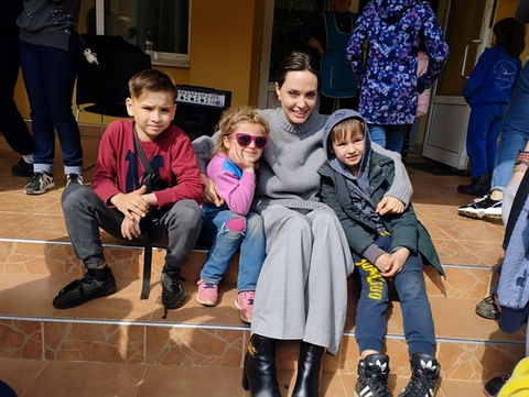 Angelina Jolie bất ngờ thăm Ukraine với tư cách cá nhân - Ảnh 1. Angelina Jolie bất ngờ thăm Ukraine với tư cách cá nhân - Ảnh 1.