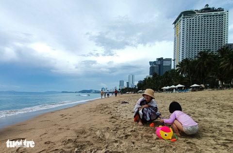 Du khách đến Nha Trang không đông như kỳ vọng, tour đi đảo ế vì mưa - Ảnh 1. Du khách đến Nha Trang không đông như kỳ vọng, tour đi đảo ế vì mưa - Ảnh 1.