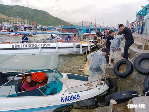 Du khách đến Nha Trang không đông như kỳ vọng, tour đi đảo ế vì mưa - Ảnh 2. Du khách đến Nha Trang không đông như kỳ vọng, tour đi đảo ế vì mưa - Ảnh 2.