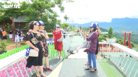 Du khách lên Tà Đùng, công an gọi vào... phát nước, khăn lạnh - Ảnh 2. Du khách lên Tà Đùng, công an gọi vào... phát nước, khăn lạnh - Ảnh 2.