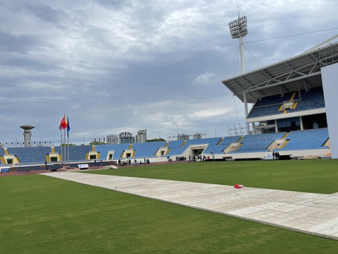 Bắt đầu phủ mặt cỏ sân Mỹ Đình làm sân khấu khai mạc SEA Games 31 - Ảnh 1. Bắt đầu phủ mặt cỏ sân Mỹ Đình làm sân khấu khai mạc SEA Games 31 - Ảnh 1.