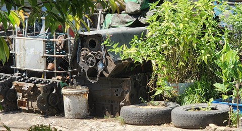 Gara sửa ôtô chiếm dụng vỉa hè, lòng đường, chính quyền ở Quy Nhơn xử lý không xong - Ảnh 3. Gara sửa ôtô chiếm dụng vỉa hè, lòng đường, chính quyền ở Quy Nhơn xử lý không xong - Ảnh 3.
