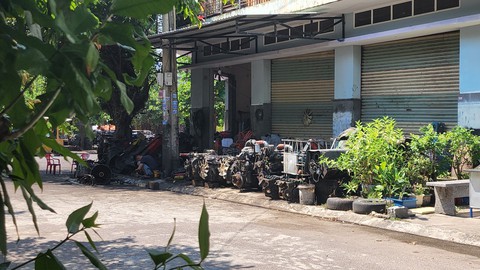 Gara sửa ôtô chiếm dụng vỉa hè, lòng đường, chính quyền ở Quy Nhơn xử lý không xong - Ảnh 5. Gara sửa ôtô chiếm dụng vỉa hè, lòng đường, chính quyền ở Quy Nhơn xử lý không xong - Ảnh 5.