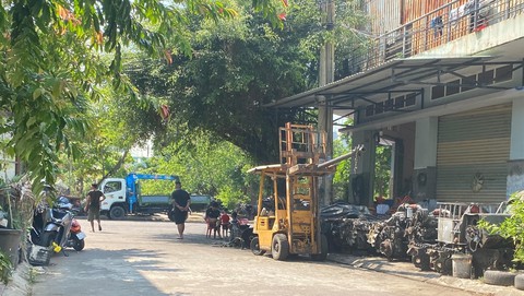 Gara sửa ôtô chiếm dụng vỉa hè, lòng đường, chính quyền ở Quy Nhơn xử lý không xong - Ảnh 2. Gara sửa ôtô chiếm dụng vỉa hè, lòng đường, chính quyền ở Quy Nhơn xử lý không xong - Ảnh 2.