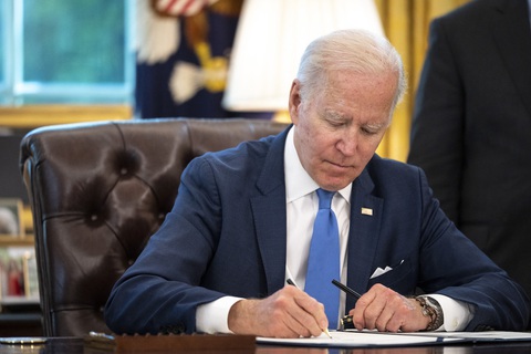 Tổng thống Biden ký lại đạo luật 81 năm trước để dễ hỗ trợ vũ khí cho Ukraine - Ảnh 1. Tổng thống Biden ký lại đạo luật 81 năm trước để dễ hỗ trợ vũ khí cho Ukraine - Ảnh 1.