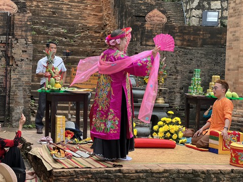 Hầu đồng nhảy múa với nhạc điện tử ở Tháp Bà Ponagar - Ảnh 1. Hầu đồng nhảy múa với nhạc điện tử ở Tháp Bà Ponagar - Ảnh 1.