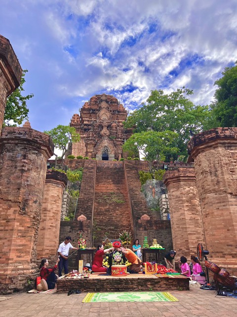Hầu đồng nhảy múa với nhạc điện tử ở Tháp Bà Ponagar - Ảnh 3. Hầu đồng nhảy múa với nhạc điện tử ở Tháp Bà Ponagar - Ảnh 3.